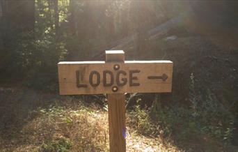 A sign pointing towards a lodge.
