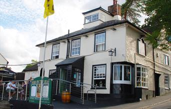 fish on the quay pub, the hythe