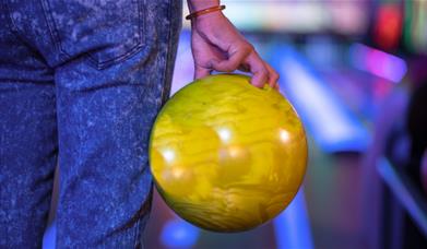 Person with yellow bowling bowl
