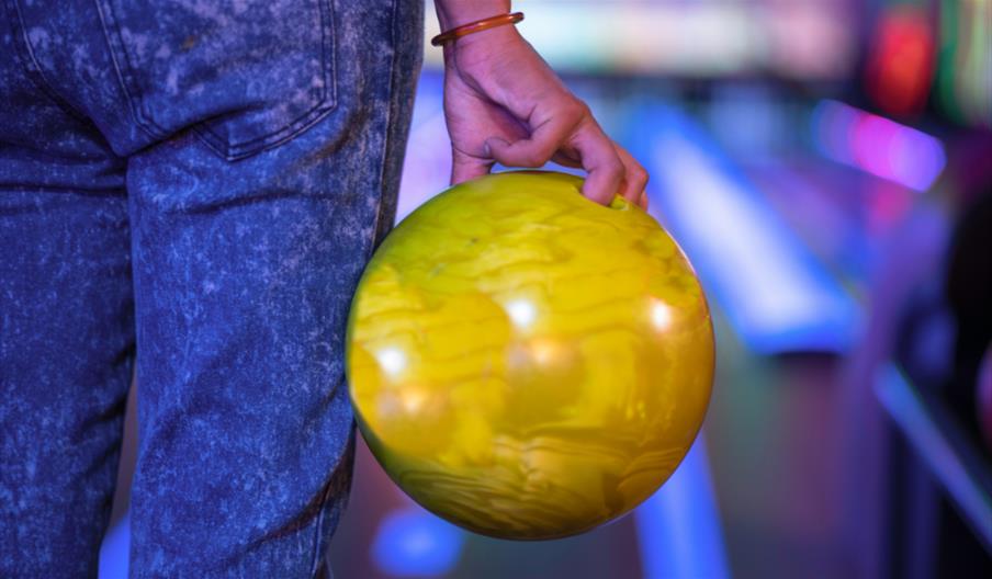 Person with yellow bowling bowl
